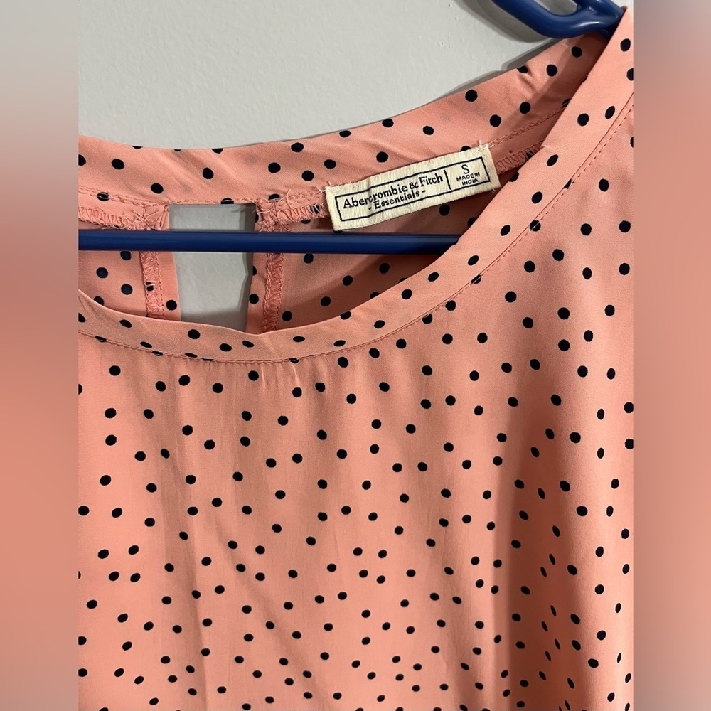 Abercrombie & Fitch women’s small pink/black polka dot slit back dress tshirt - Picture 6 of 9